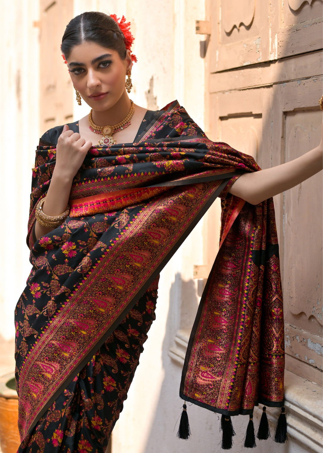 Black Thread Woven Jal & Flower Silk Saree With Thread Woven Pallu