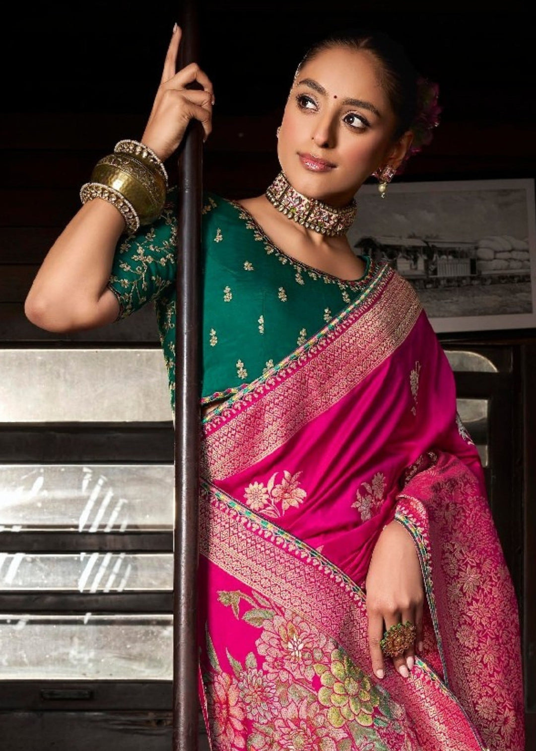 Megenta Soft Dola Viscous Silk with 3d Weaved Pallu and contrast blouse Saree