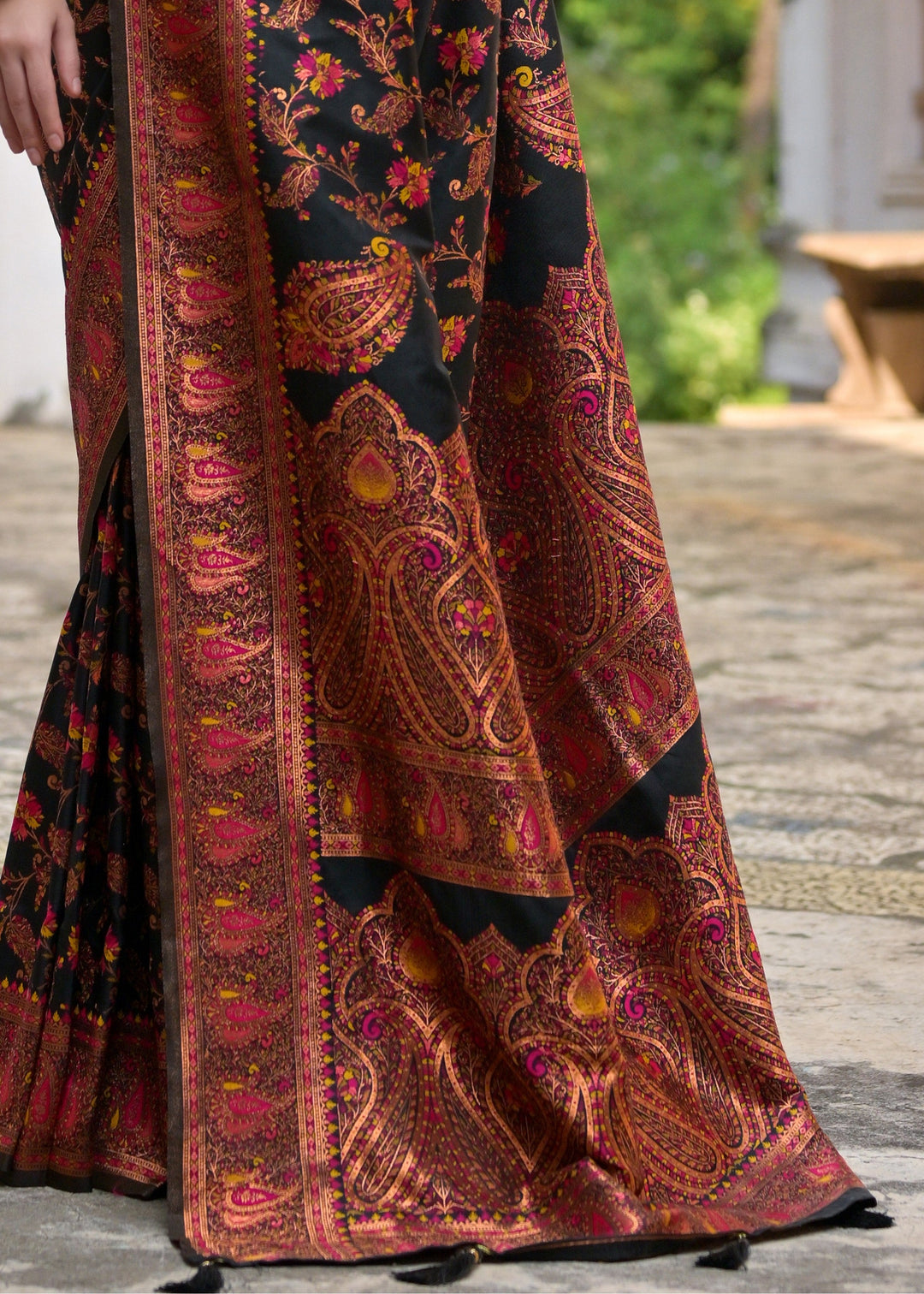 Black Thread Woven Jal & Flower Silk Saree With Thread Woven Pallu