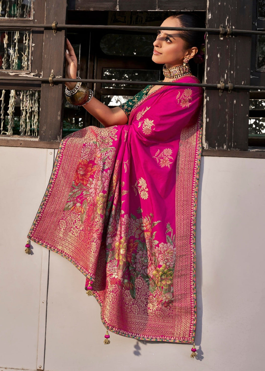 Megenta Soft Dola Viscous Silk with 3d Weaved Pallu and contrast blouse Saree