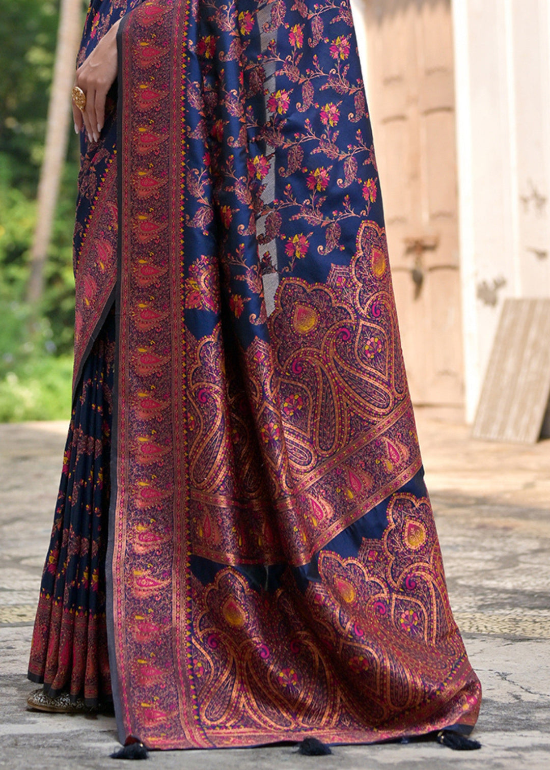 Navy Blue Thread Woven Jal & Flower Silk Saree With Thread Woven Pallu